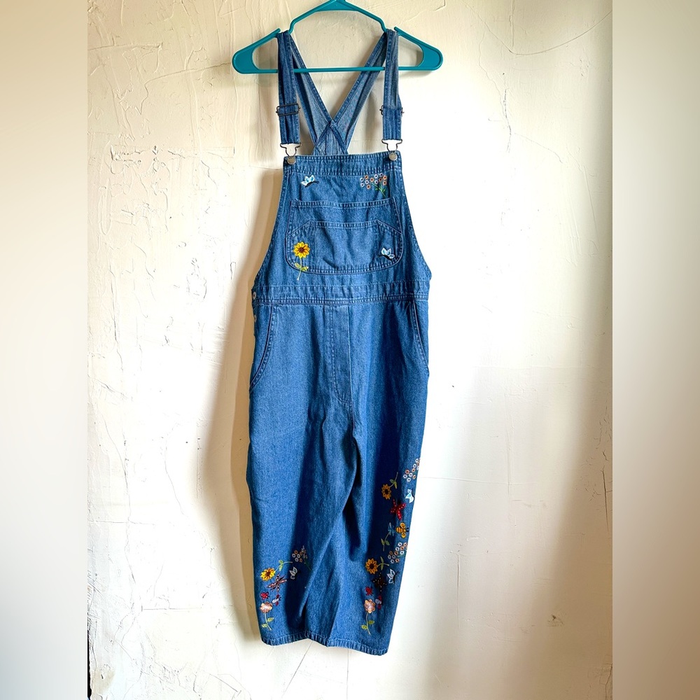 Vintage embroidered overall capris medium